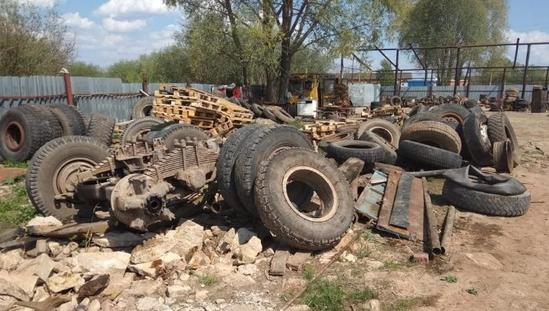 Еще одного нарушителя поймали в Менделеевском районе – он устроил свалку из шин и лома черных металлов.