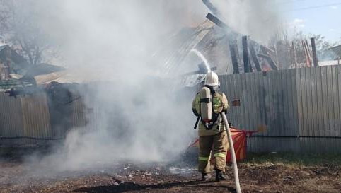 Огонь охватил садовый дом.