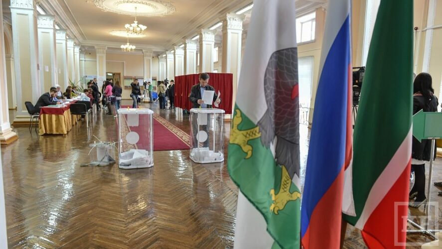 Президент России Владимир Путин подписал закон об ограничении числа наблюдателей от партий и кандидатов на избирательных участках. Кроме того