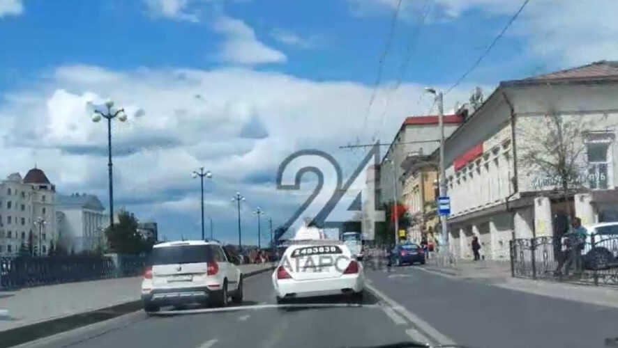 Мужчина вез людей&nbsp;вне кабины автомобиля.