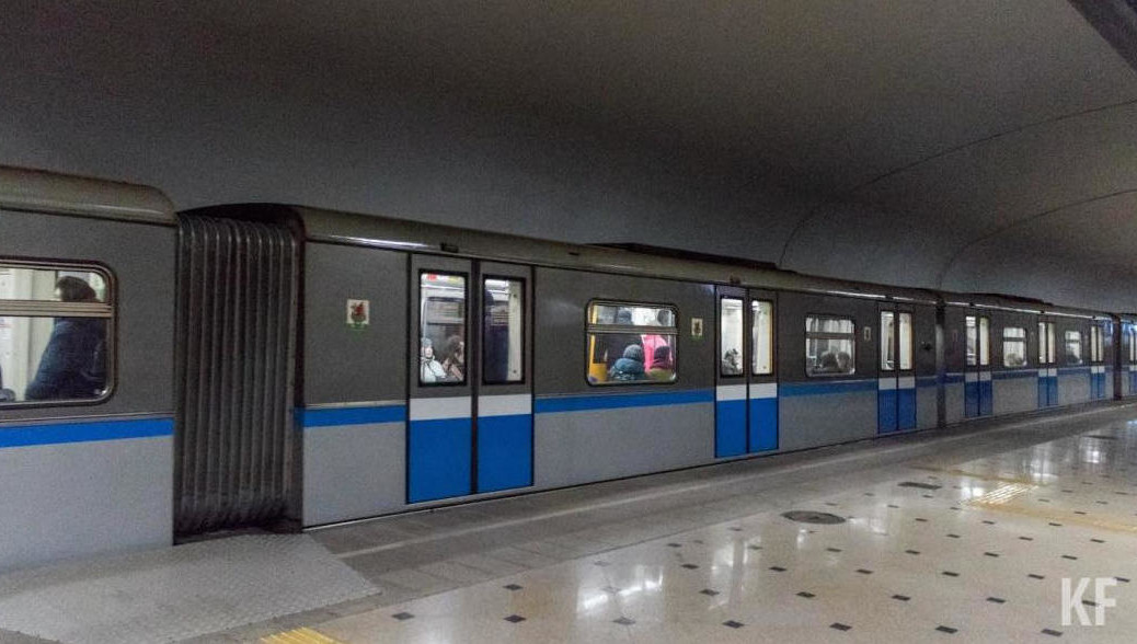 Поезд остановился посреди линии на две минуты.