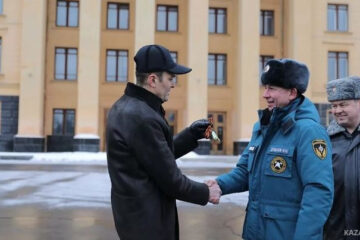 Исключение Михаилу Игнатьеву грозит из-за инцидента во время вручения пожарным ключей от новых машин.