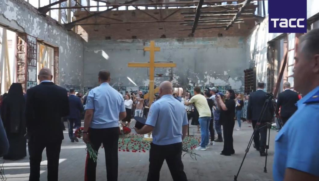 К зданию несут воду