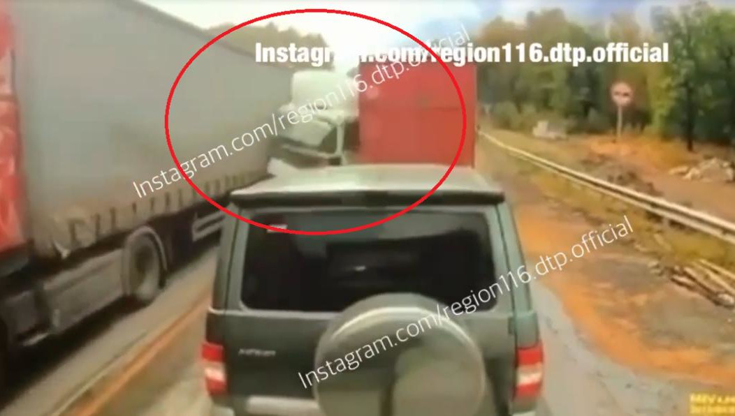 В аварии погиб водитель одного из большегрузов.