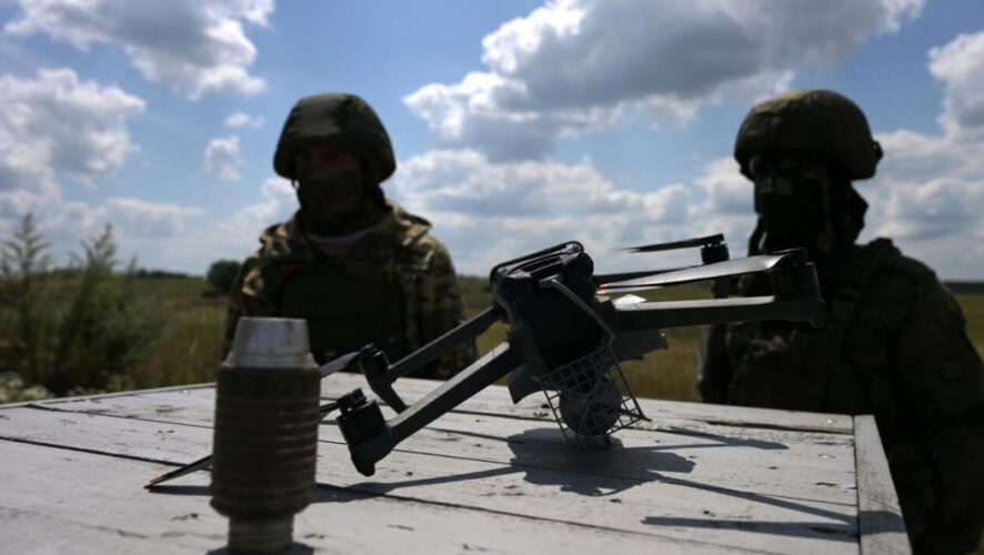 Также повреждено несколько зданий и автомобилей.