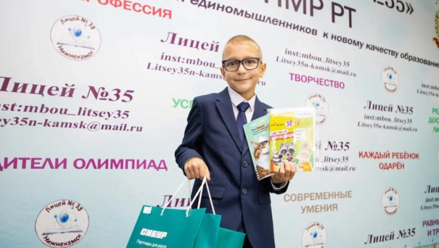 Участников наградили памятными подарками.