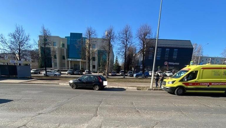 Женщина попала под колеса &laquo;Калины&raquo; напротив центрального офиса Сбербанка.