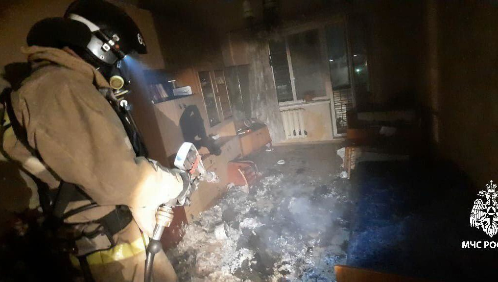 Погорельца и второго пострадавшего госпитализировали.