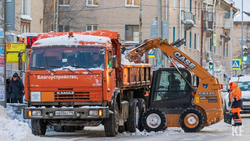 Машину завалили у остановки «Сады».