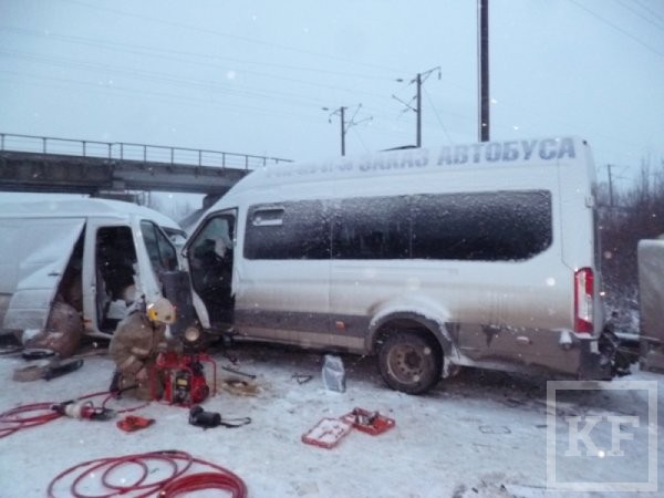 еще 14 пострадали в результате столкновения автомобиля «Мерседес Спринтер» и микроавтобуса «Форд Транзит» на 16 км трассы Киров-Советск