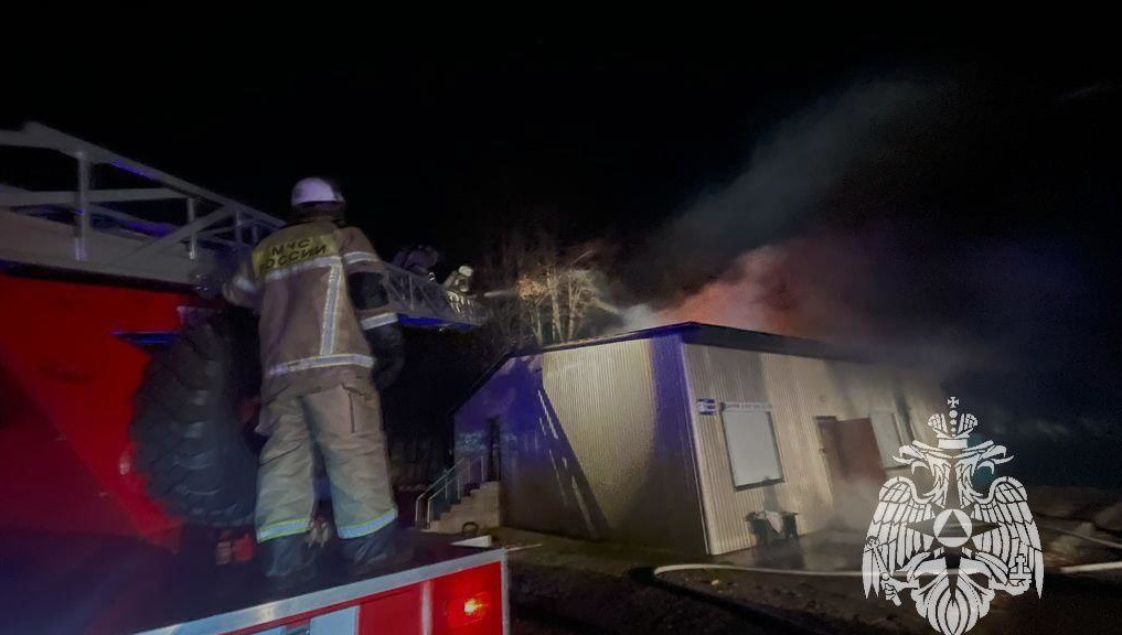 Причину возгорания выясняют специалисты.