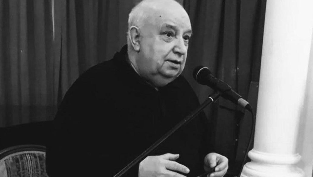 На похороны пришли десятки людей.