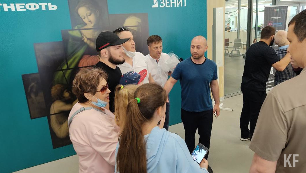 Об этом боец сообщил в Инстаграме.