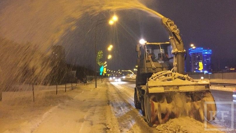Задача дорожных служб города — за ночь очистить основные улицы от снега