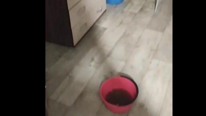 Натяжные потолки в комнате провисли до пола под тяжестью воды.