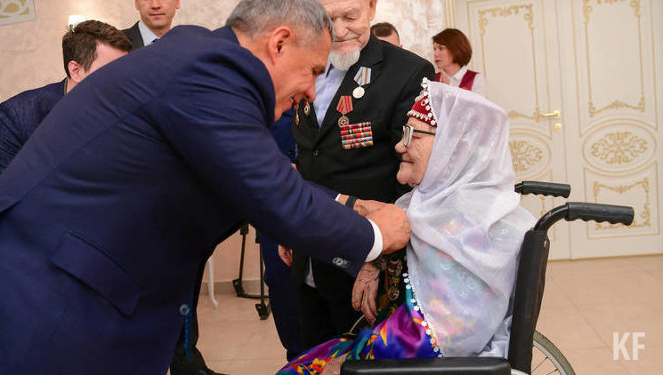 Президент встретился с супругами Самигуллиными в здании ЗАГСа Нурлатского района.