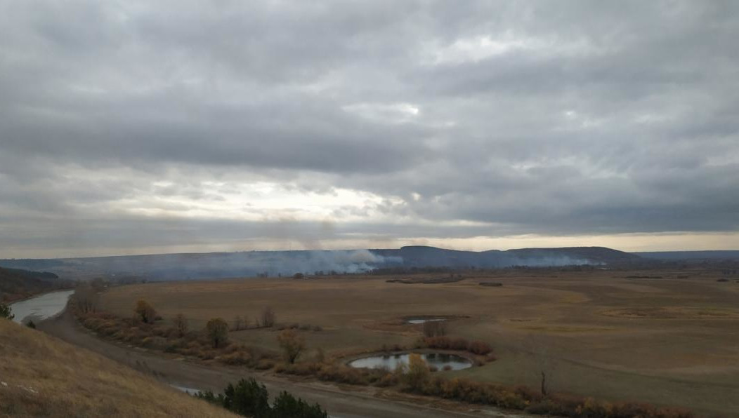 Сгорели несколько построек.