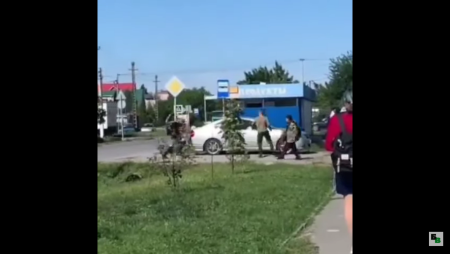 Хулиган появился на автобусной остановке и начал кидаться на толпу учеников.