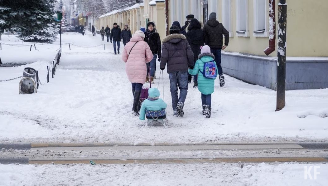 В травмпункт КДМЦ за два дня обратились почти 200 ребят. Врачи советуют скорее сменить осеннюю обувь на зимнюю.