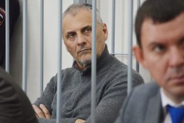 В 13 годам строгого режима и штрафу в 500 млн рублей приговорил городской суд Южно-Сахалинска экс-губернатора Сахалинской области Александра Хорошавина
