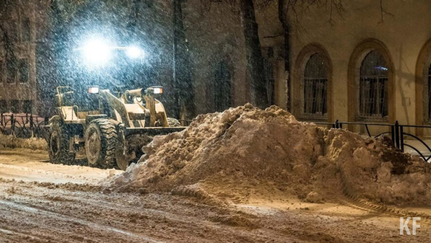 На борьбу со снегом в автограде готовы будут бросить 181 машину спецтехники.