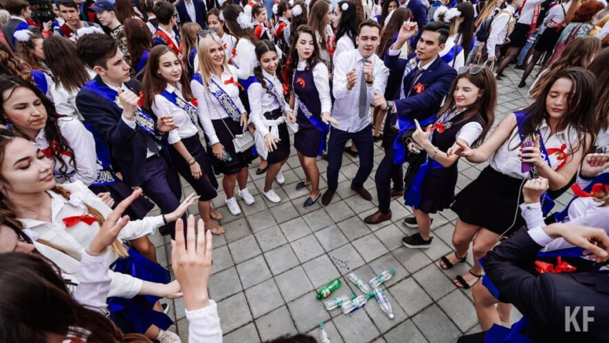 Учеников поздравит министр просвещения России Сергей Кравцов.