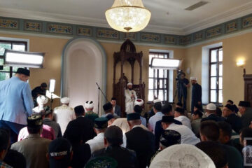 Тысячи верующих пришли в мечети Татарстана. Они вместе празднуют Уразу-байрам.