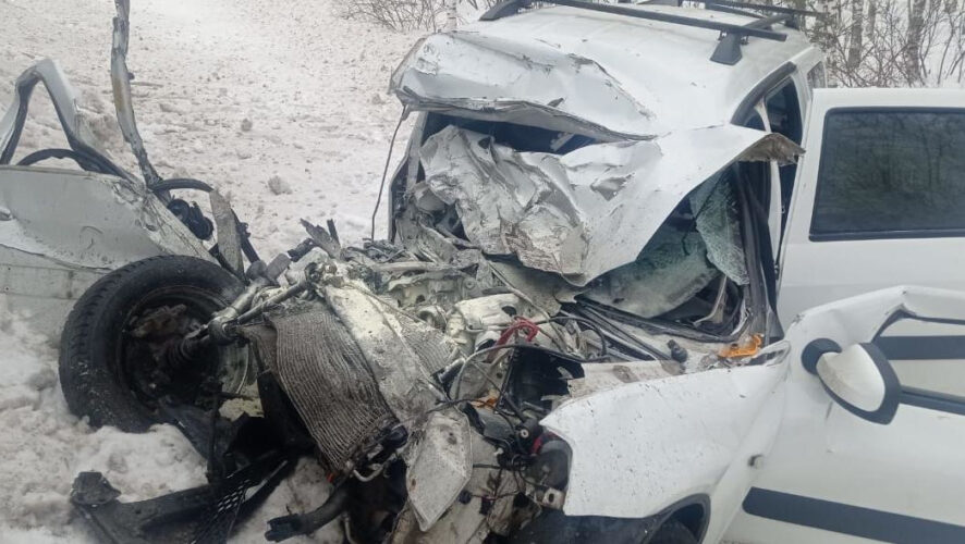 Рулевой легковушки превысил скорость и вылетел на встречку.