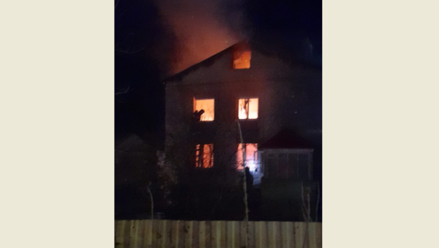 Огонь охватил сооружения