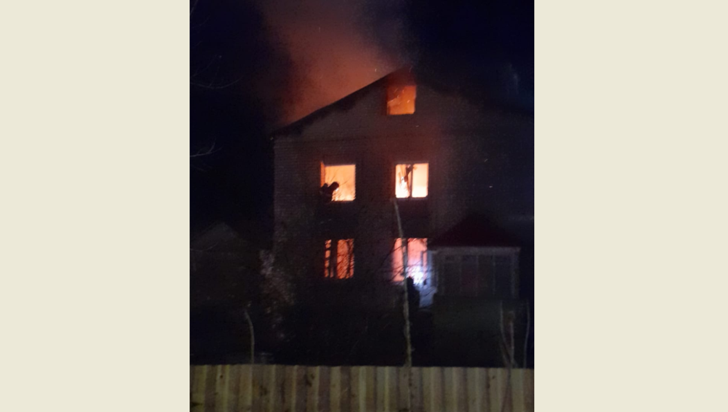 Огонь охватил сооружения