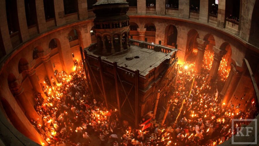 Благодатный огонь появился в храме Гроба Господня в Иерусалиме