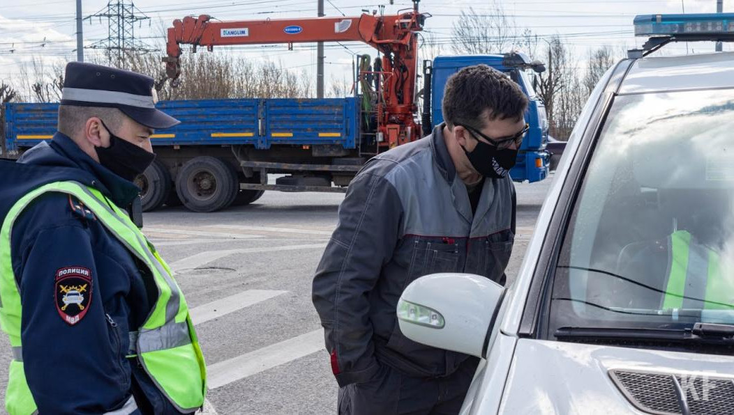 В полицейские участки доставили трех граждан по подозрению в совершении преступлений.