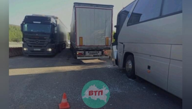 Авария произошла на трассе М-5 в Челябинской области.