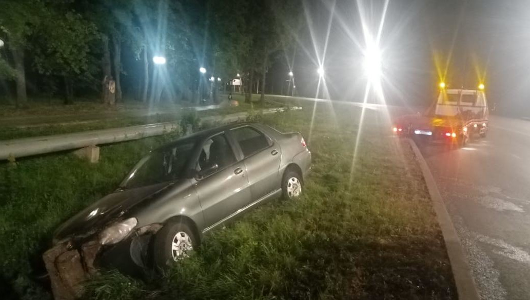 Ее машина выехала в кювет.