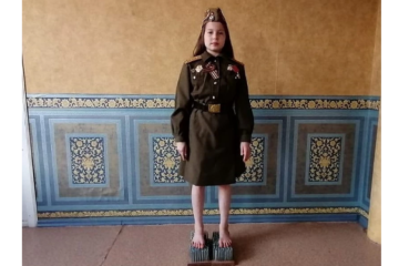 Все это время 11-летняя Каролина Черных слушала военные песни и смотрела фильмы.