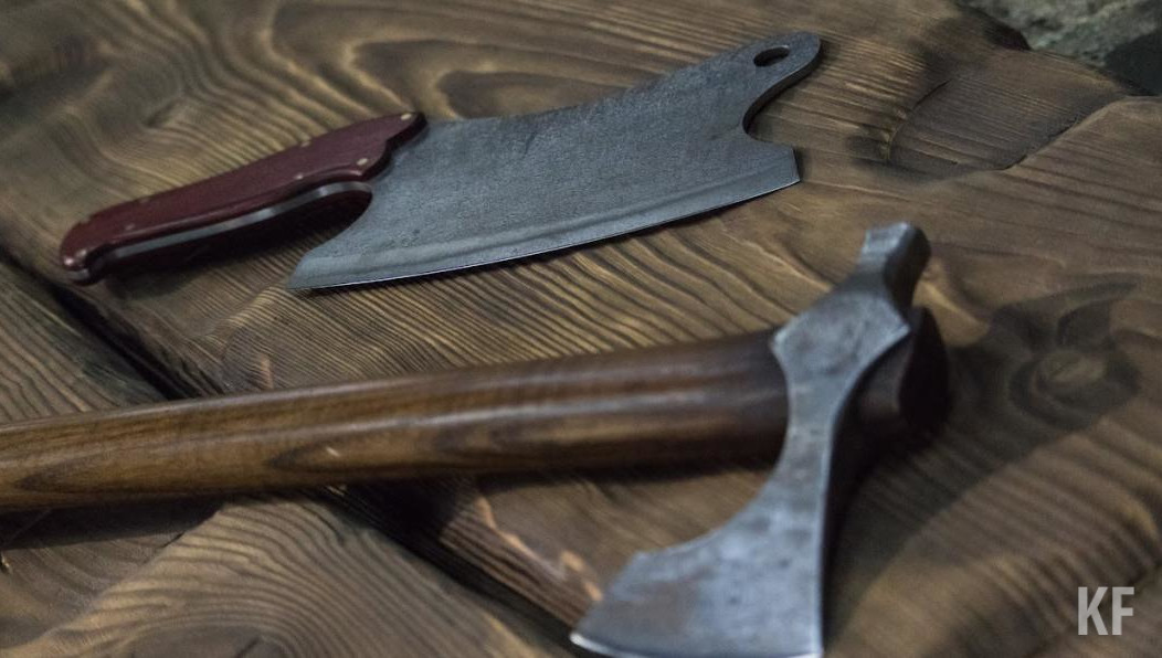 Оружие в школу парень пронес в сумке и напал на подростков в туалете.