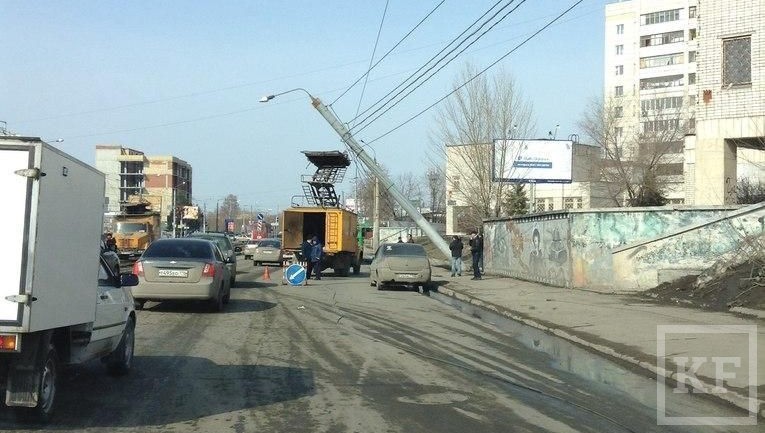 В Казани на улице Гвардейской рядом с музеем Константина Васильева упал столб