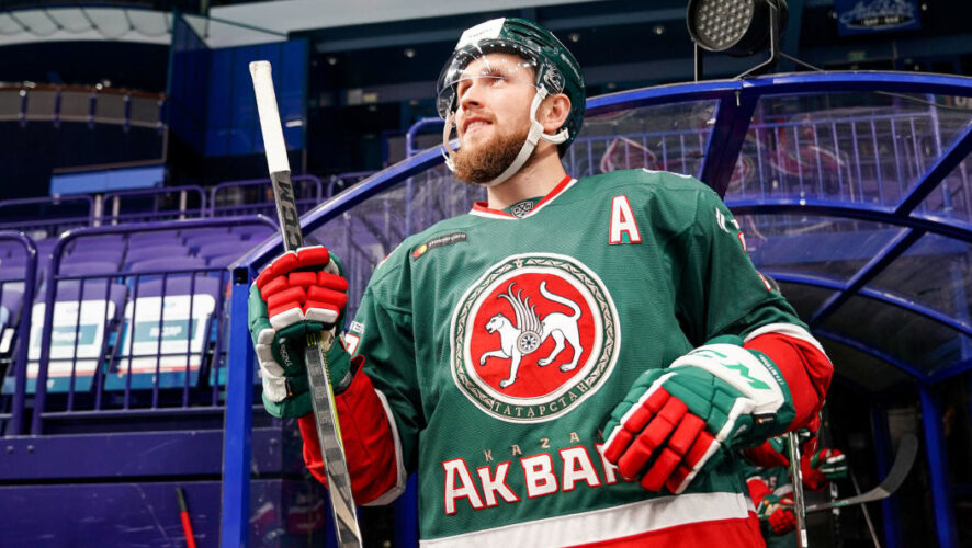 Защитник &laquo;Ак Барса&raquo; развозил еду больным.