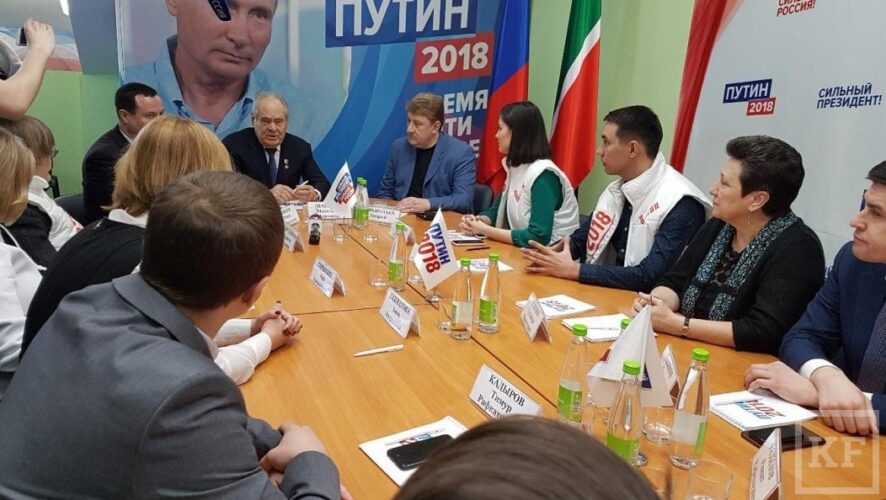 Встреча прошла в казанском технопарке "Идея". Первый президент Татарстана является доверенным лицом Владимира Путина как кандидата в президенты России.