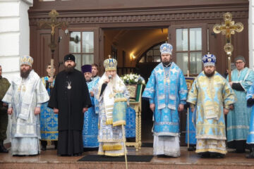 Православные прошли путь от Благовещенского собора до Казанского Богородицкого монастыря у воссоздаваемого собора Казанской иконы Божией Матери.