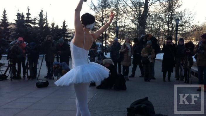 Вчера в Москве в сквере Яузские Ворота прошла необычная акция – балерина станцевала «одиночный протест» против подавления свободы слова в России