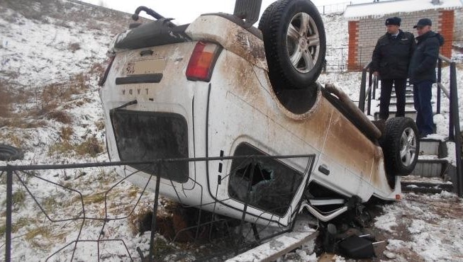 В Муслюмовском районе Татарстана два человека погибли в результате опрокидывания автомобиля в кювет