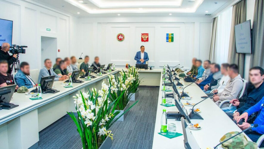 Насущные проблемы решали за чашкой чая.