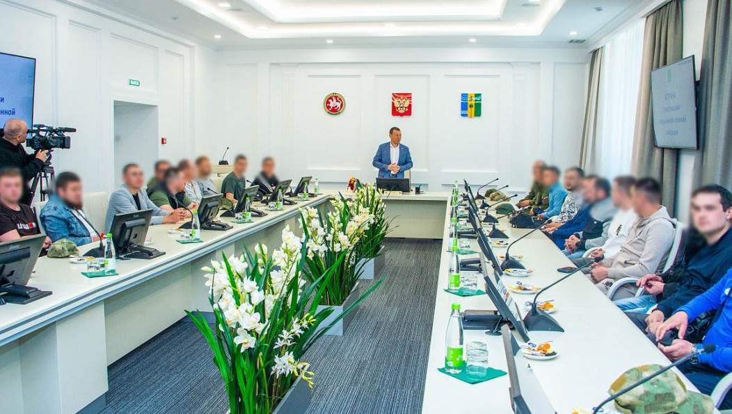 Насущные проблемы решали за чашкой чая.