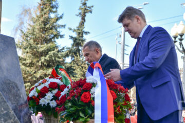Возложение цветов приурочено ко дню 133-летия со дня рождения татарского поэта.