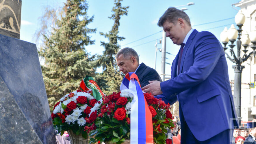 Возложение цветов приурочено ко дню 133-летия со дня рождения татарского поэта.