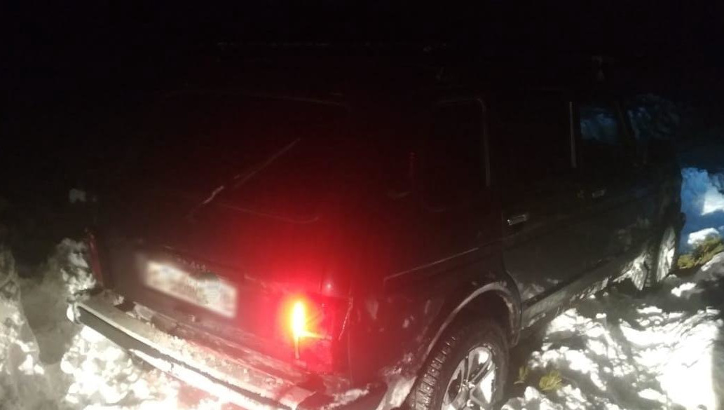 Сотрудники МЧС проводили автолюбителя до трассы.