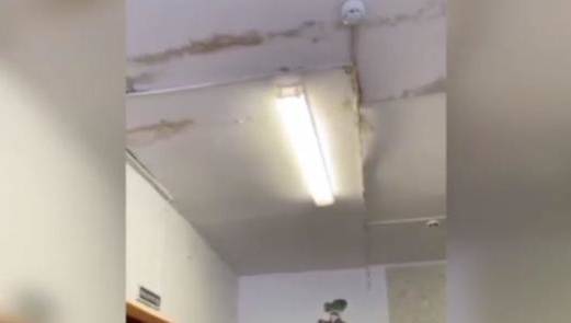 Вода капает в опасной близости от электрического освещения.