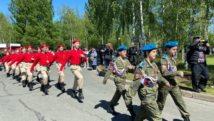 Перед концертом прошел парад юнармейцев и воспитанников военных училищ.
