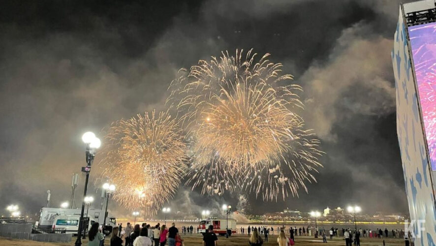 Залпы запускались протяженностью в три тысячи метров под музыкальное сопровождение.